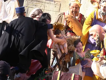 La activista intentando llevarse al Niño Jesús La activista intentando llevarse al Niño Jesús