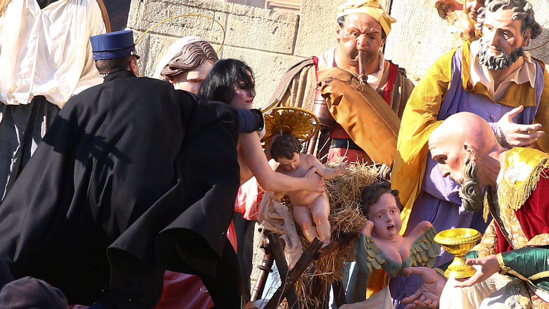 La activista intentando llevarse al Niño Jesús La activista intentando llevarse al Niño Jesús