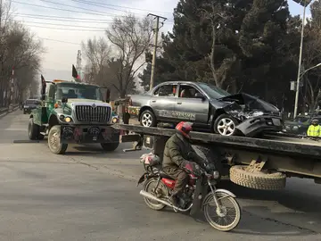 Retiran un vehículo dañado en el atentado contra la agencia de inteligencia afgana en Kabul Retiran un vehículo dañado en el atentado contra la agencia de inteligencia afgana en Kabul