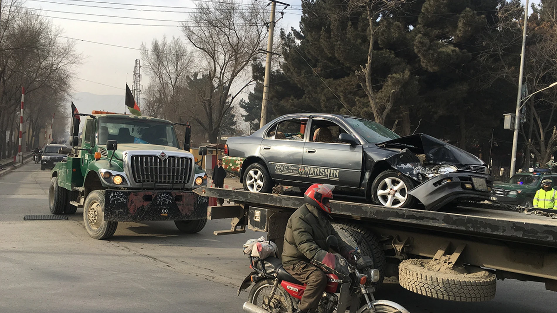 Retiran un vehículo dañado en el atentado contra la agencia de inteligencia afgana en Kabul Retiran un vehículo dañado en el atentado contra la agencia de inteligencia afgana en Kabul