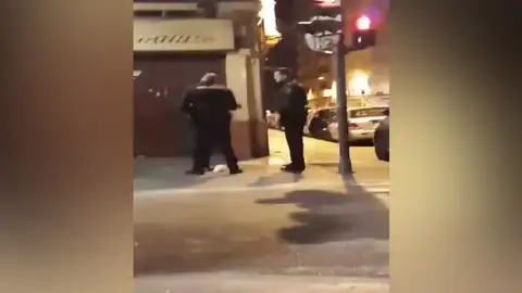 La agresión de un policía a una mujer indigna en las redes La agresión de un policía a una mujer indigna en las redes