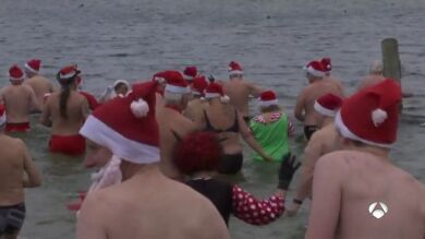 Se disfrazan de Papá Noel y se dan un chapuzón en el agua helada de un lago de Berlín para celebrar la Navidad