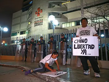 Carteles de apoyo a Alberto Fujimori en el exterior de la clínica en la que está ingresado Carteles de apoyo a Alberto Fujimori en el exterior de la clínica en la que está ingresado