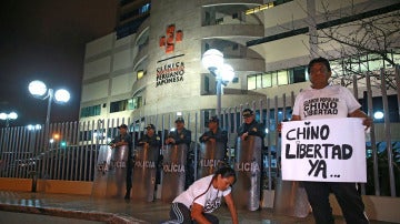 Carteles de apoyo a Alberto Fujimori en el exterior de la clínica en la que está ingresado