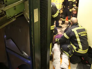 Los bomberos atienden a una de las heridas tras descolgarse el ascensor Los bomberos atienden a una de las heridas tras descolgarse el ascensor