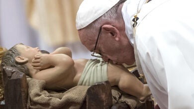 El Papa recuerda en la Misa del Gallo a los millones de personas que tienen que dejar su tierra y sobrevivir a los 
