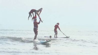 Cerca de 1.000 Papás Noel invaden la costa de Florida para surfear 