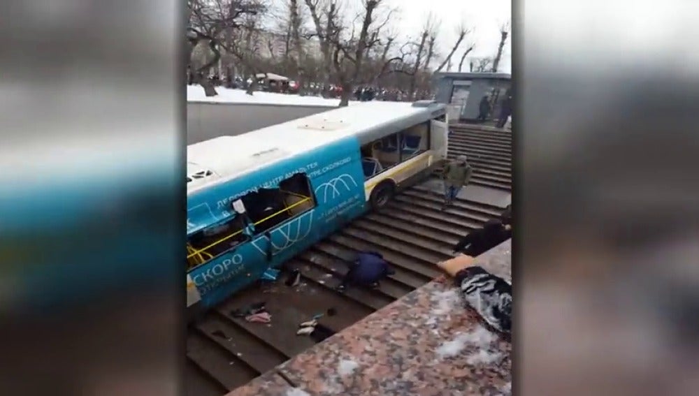 Al menos cinco muertos al ser arrollados por un autobús en Moscú que se precipita en la entrada de metro