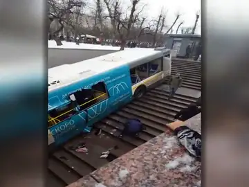 Al menos cinco muertos al ser arrollados por un autobús en Moscú que se precipita en la entrada de metro Al menos cinco muertos al ser arrollados por un autobús en Moscú que se precipita en la entrada de metro