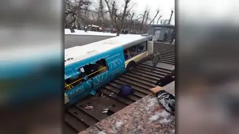 Al menos cinco muertos al ser arrollados por un autobús en Moscú que se precipita en la entrada de metro Al menos cinco muertos al ser arrollados por un autobús en Moscú que se precipita en la entrada de metro