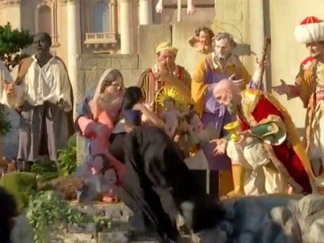 Una activista de Femen intenta llevarse al Niño Jesús del belén del Vaticano Una activista de Femen intenta llevarse al Niño Jesús del belén del Vaticano