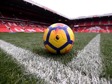 El balón de la Premier con una vista general de Old Trafford El balón de la Premier con una vista general de Old Trafford