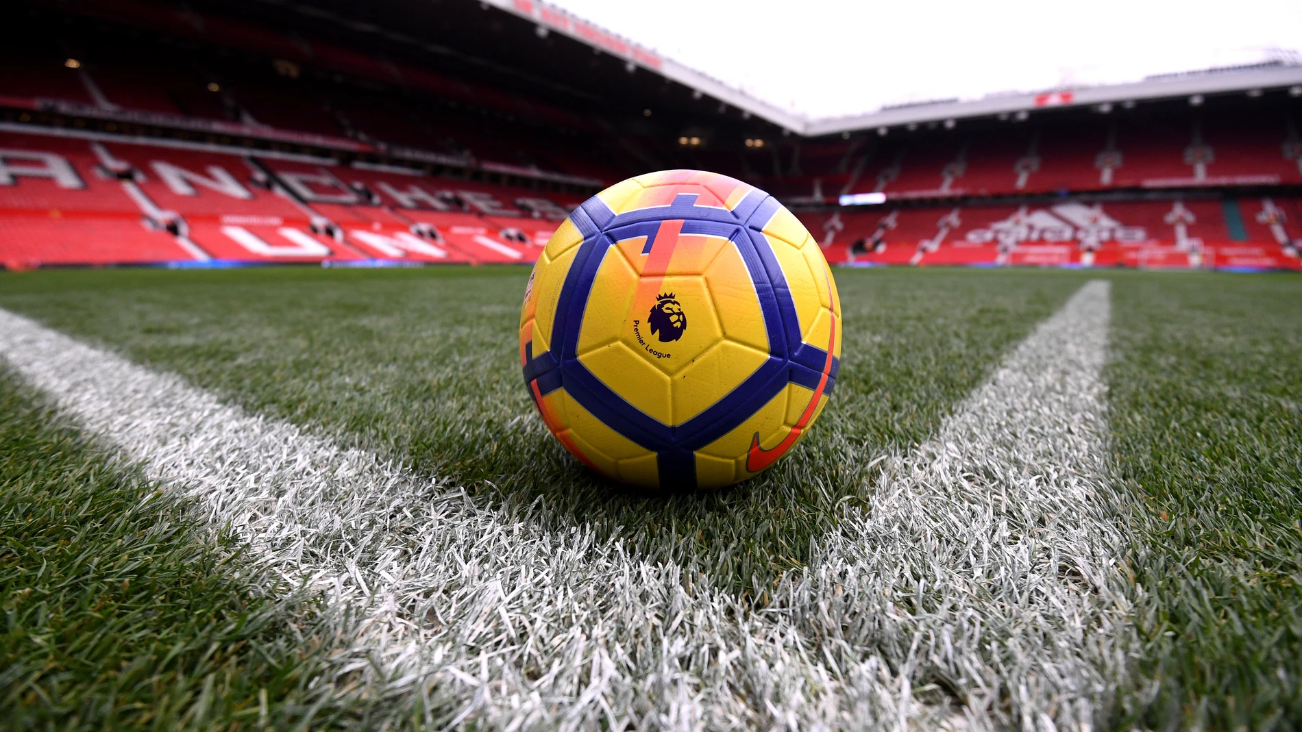 El balón de la Premier con una vista general de Old Trafford El balón de la Premier con una vista general de Old Trafford