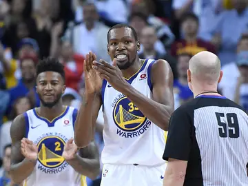 Kevin Durant celebra la victoria de los Warriors Kevin Durant celebra la victoria de los Warriors