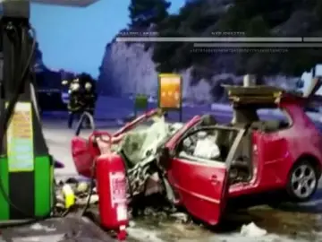 El coche accidentado en la gasolinera El coche accidentado en la gasolinera