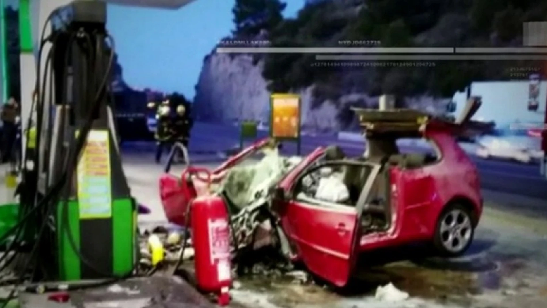 El coche accidentado en la gasolinera El coche accidentado en la gasolinera