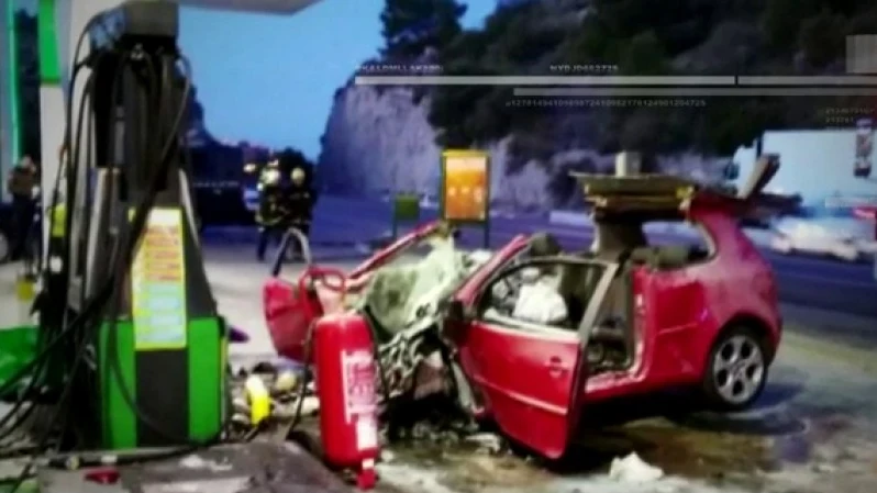 El coche accidentado en la gasolinera El coche accidentado en la gasolinera