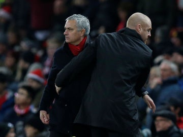 Mourinho saluda a Sean Dyche tras el United - Burnley