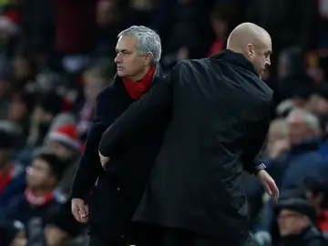 Mourinho saluda a Sean Dyche tras el United - Burnley Mourinho saluda a Sean Dyche tras el United - Burnley