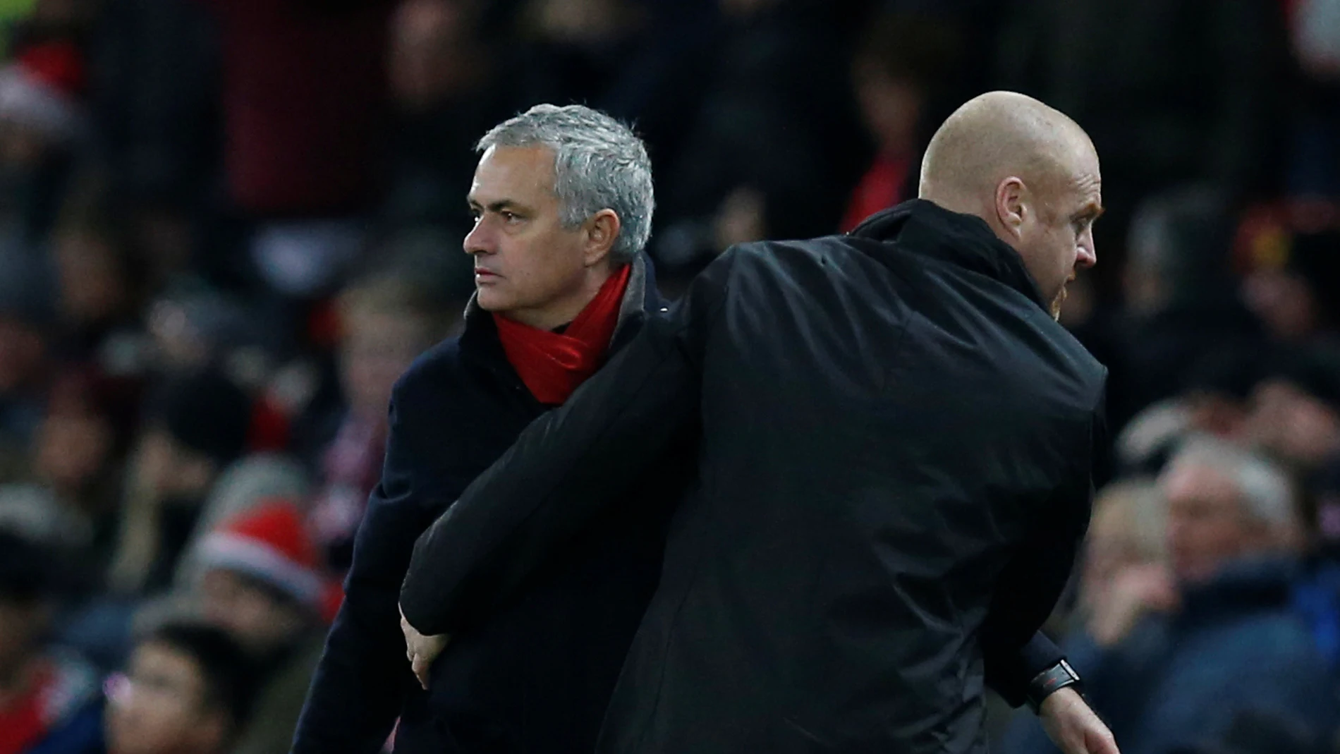 Mourinho saluda a Sean Dyche tras el United - Burnley Mourinho saluda a Sean Dyche tras el United - Burnley