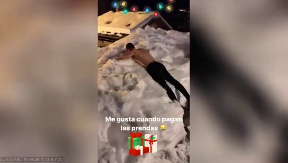 Paulo Dybala celebra la Navidad¡desnudo sobre la nieve 