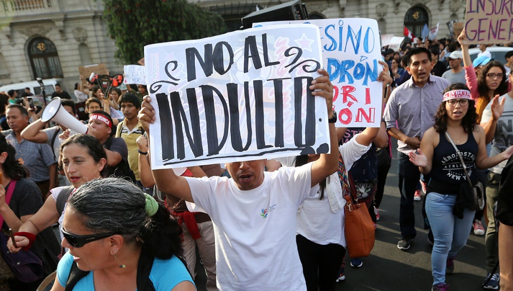 Imagen de las protestas en Lima por el indulto a Fujimori