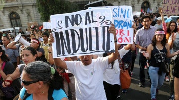Imagen de las protestas en Lima por el indulto a Fujimori