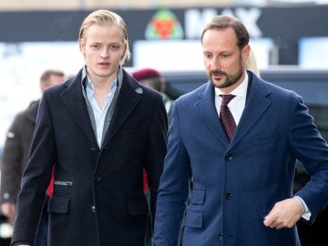 El príncipe Haakon junto al hijo de de Mette-Marit