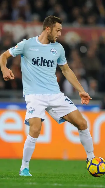 De Vrij controla el balón durante un partido De Vrij controla el balón durante un partido