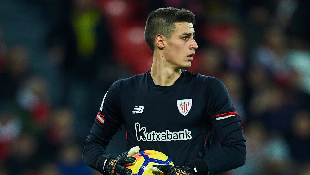 Kepa atrapa el balón en un partido con el Bilbao