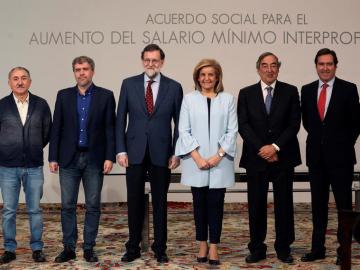 Mariano Rajoy con los representantes de los sindicatos y la patronal