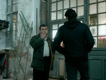 "Todos le llaman el Chatarrero, pero realmente es el amo del barrio". Muy pronto, estreno de 'Apaches' en Antena 3 "Todos le llaman el Chatarrero, pero realmente es el amo del barrio". Muy pronto, estreno de 'Apaches' en Antena 3