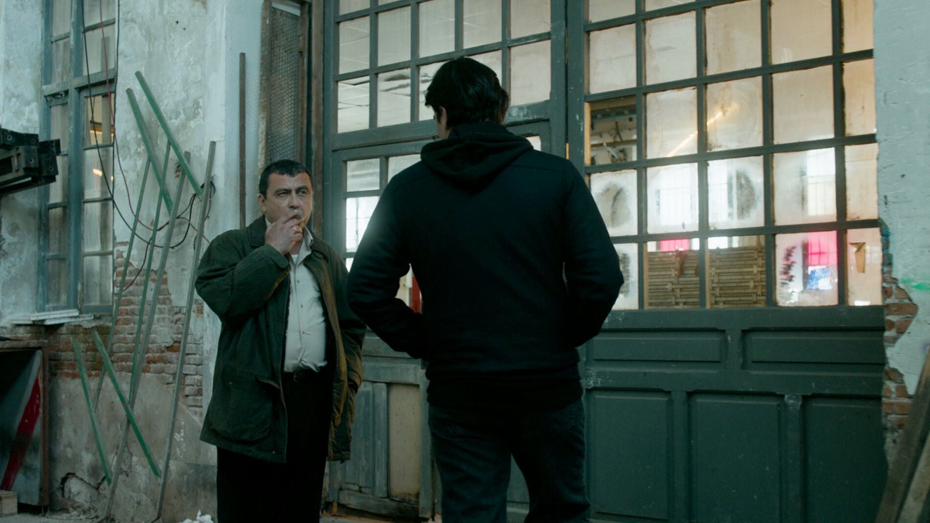 "Todos le llaman el Chatarrero, pero realmente es el amo del barrio". Muy pronto, estreno de 'Apaches' en Antena 3