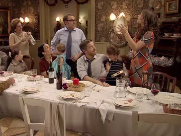 El espíritu de la Navidad enternece a los vecinos de la Plaza de los Frutos El espíritu de la Navidad enternece a los vecinos de la Plaza de los Frutos