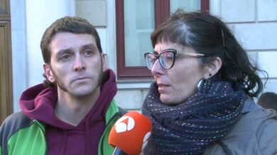 Detienen a los dos concejales de la CUP acusados de un presunto delito de incitación al odio hacia la Policía