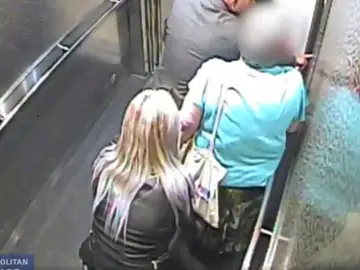 Los ladrones en pleno robo del bolso Los ladrones en pleno robo del bolso