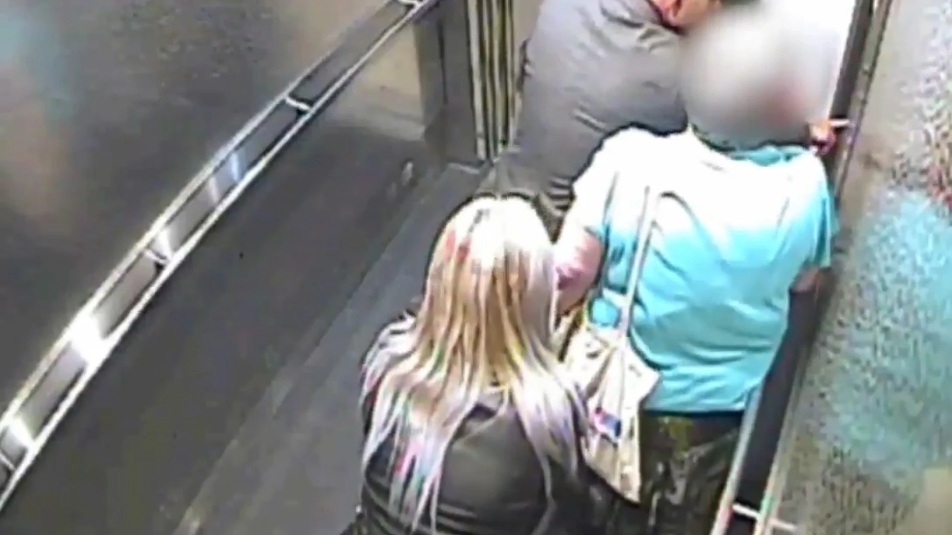 Los ladrones en pleno robo del bolso Los ladrones en pleno robo del bolso