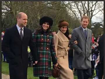 Los Duques de Cambridge junto al príncipe Harry y Meghan Markle Los Duques de Cambridge junto al príncipe Harry y Meghan Markle
