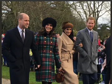 Los Duques de Cambridge junto al príncipe Harry y Meghan Markle Los Duques de Cambridge junto al príncipe Harry y Meghan Markle