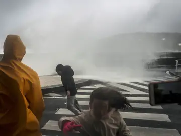Varias personas son sorprendidas por una ola en el Paseo Nuevo de San Sebastián Varias personas son sorprendidas por una ola en el Paseo Nuevo de San Sebastián