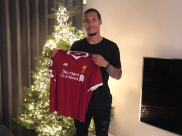 Van Dijk posa con su nueva camiseta, la del Liverpool
