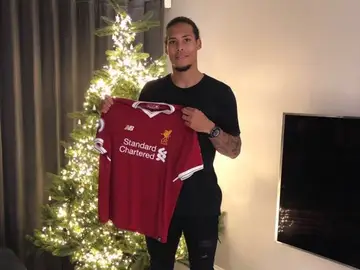 Van Dijk posa con su nueva camiseta, la del Liverpool Van Dijk posa con su nueva camiseta, la del Liverpool