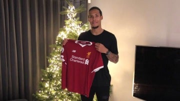 Van Dijk posa con su nueva camiseta, la del Liverpool