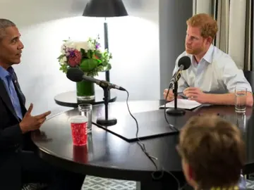 Obama alerta contra redes sociales al ser entrevistado por príncipe Enrique Obama alerta contra redes sociales al ser entrevistado por príncipe Enrique