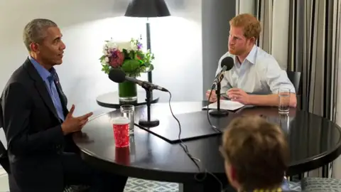 Obama alerta contra redes sociales al ser entrevistado por príncipe Enrique Obama alerta contra redes sociales al ser entrevistado por príncipe Enrique
