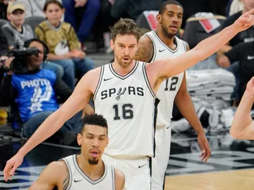 Pau Gasol anota en un partido con los Spurs Pau Gasol anota en un partido con los Spurs