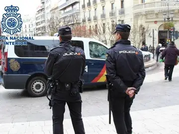 Dos agentes de la Policía Nacional en una imagen de archivo Dos agentes de la Policía Nacional en una imagen de archivo