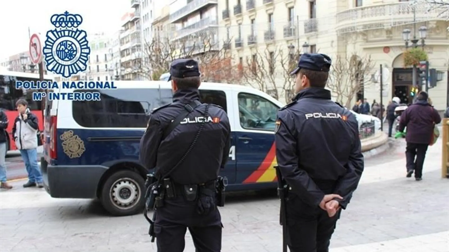 Dos agentes de la Policía Nacional en una imagen de archivo Dos agentes de la Policía Nacional en una imagen de archivo