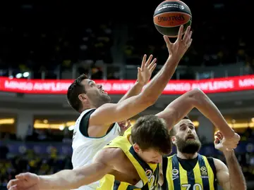 Felipe Reyes intenta anotar ante la defensa del Fenerbahce Felipe Reyes intenta anotar ante la defensa del Fenerbahce