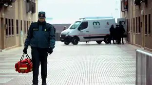 Un coche de los servicios funerarios en el domicilio de Azuqueca de Henares Un coche de los servicios funerarios espera en el domicilio de Azuqueca de Henares